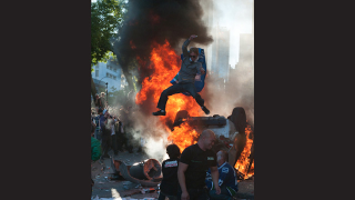 Illustration for article titled Vancouver now second in hockey, first in burning cars